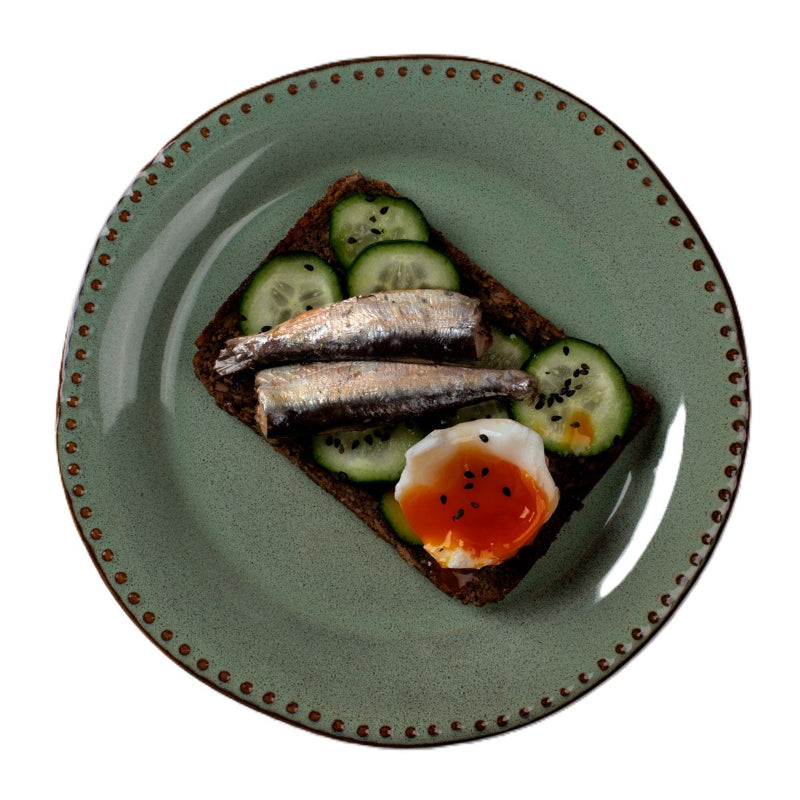 Danie z małymi sardynkami w ekologicznej oliwie z oliwek extra virgin z ekologiczną papryczką chili (BIO), ogórkiem i jajkiem na miękko | Maria Organic