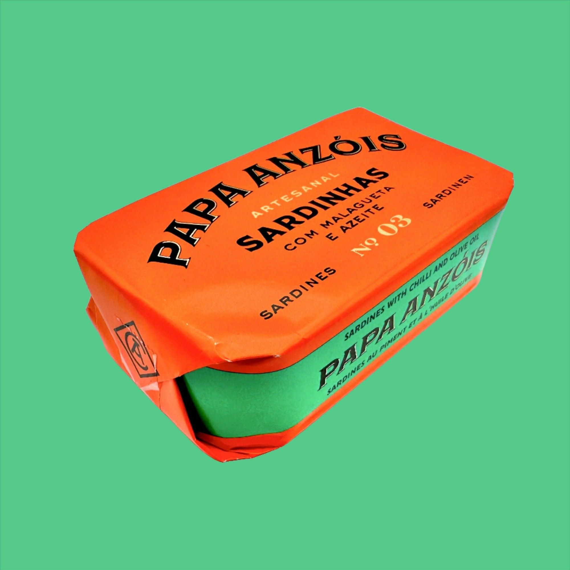 Sardynki w oliwie z oliwek z papryczką chili Papa Anzois na zielonym tle